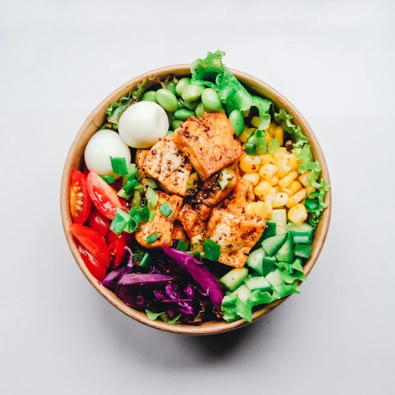 Bowl healthy avec légumes et saumon