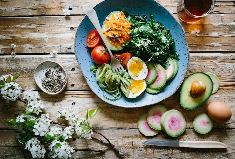 Assiette colorée avec aliments anti-inflammatoires
